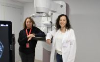 La Dra Julia Camps y la Dra Lucía Graña, y el nuevo mamógrafo del Ribera Polusa (Foto: Hospital Ribera Polusa)