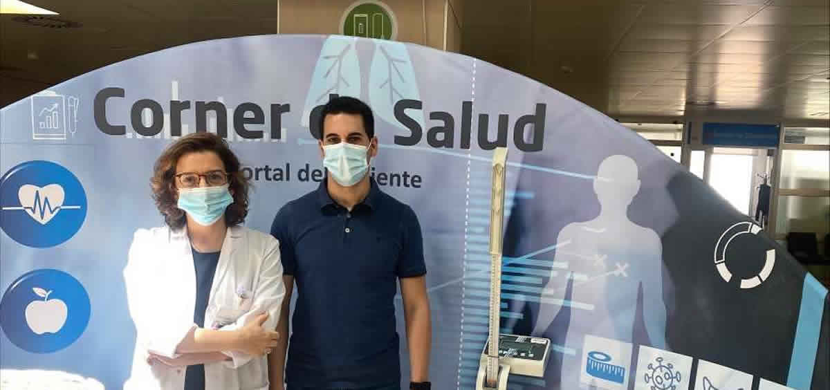 La Dra. Montoya y el experto de la Seedo en el Comer de Salud del HUIE (Foto: Hospital Infanta Elena)