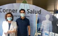 La Dra. Montoya y el experto de la Seedo en el Comer de Salud del HUIE (Foto: Hospital Infanta Elena)