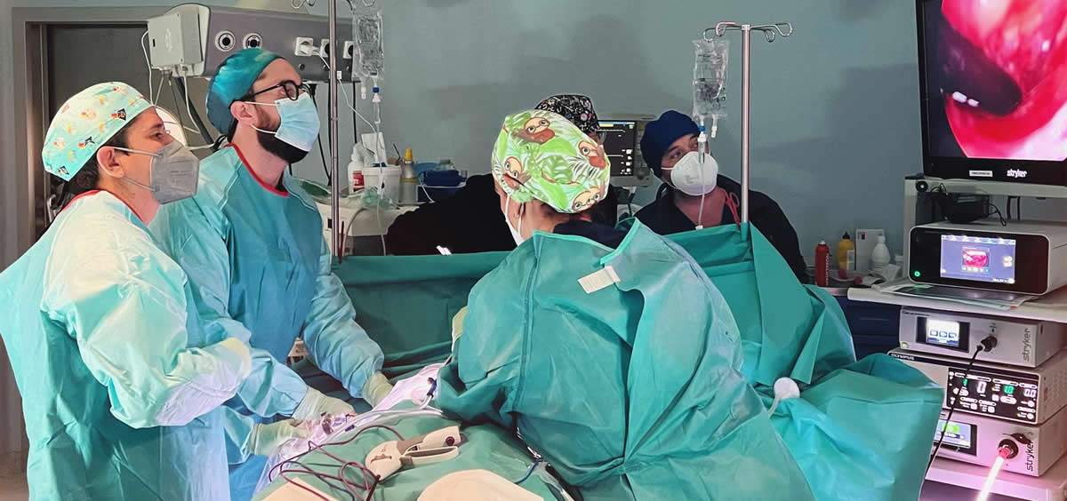El doctor Siles en una cirugía pediátrica en Quironsalud de Málaga (Foto: Europapress)