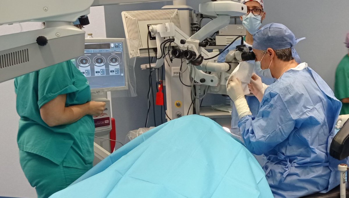 Profesionales sanitarios practicando una intervención quirúrgica. (Foto: EP)