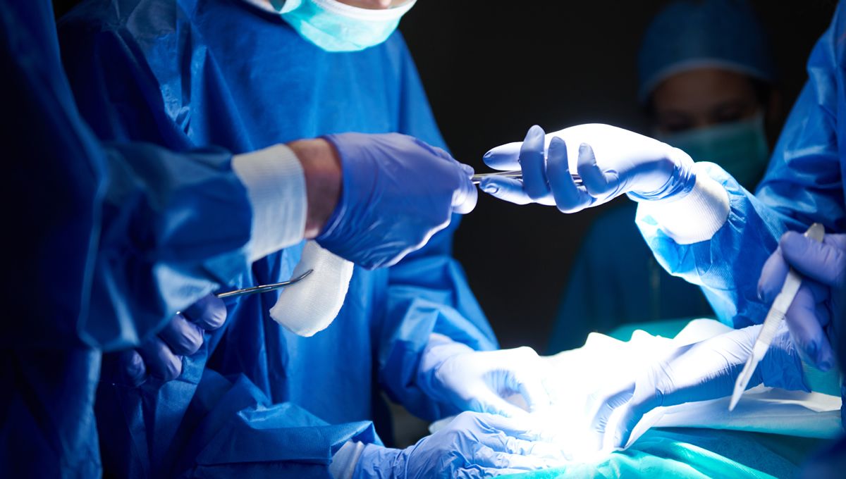 Cirujanos durante una operacion (Foto: Freepik)