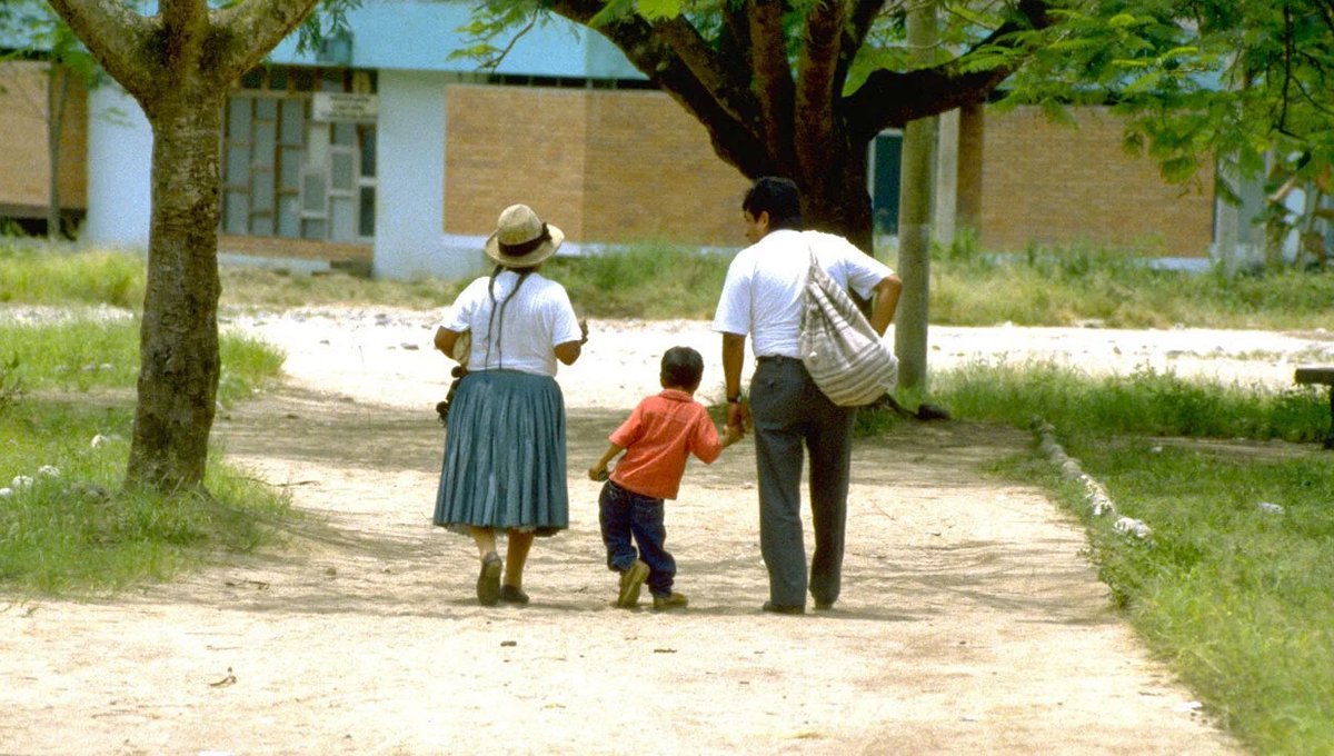 Una familia con un niño con secuelas por la poliomielitis (Foto. PAHO/OMS)