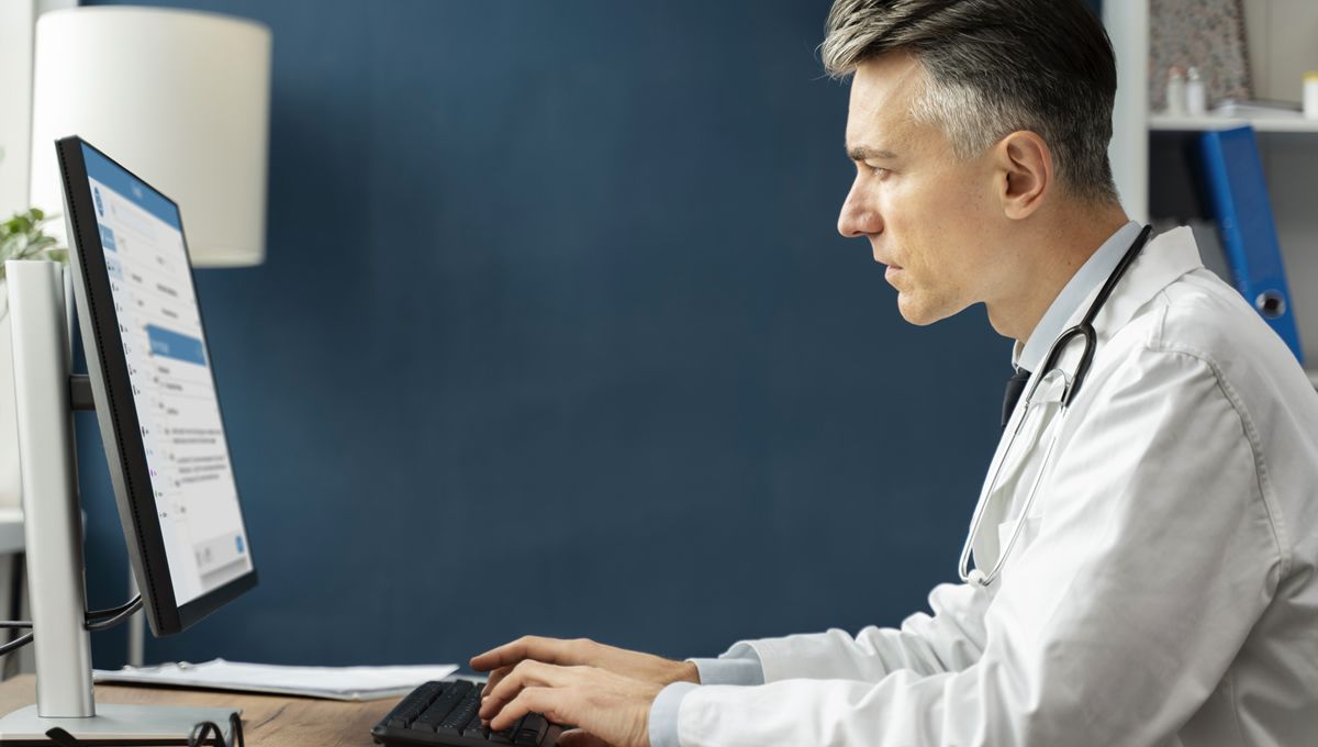 Doctor utilizando ordenador (Foto: Freepik)