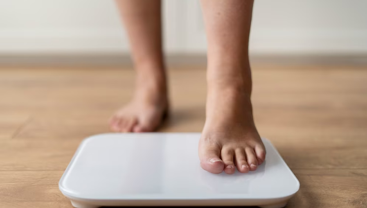 Persona con sobrepeso pesándose en una váscula (Foto. Freepik)