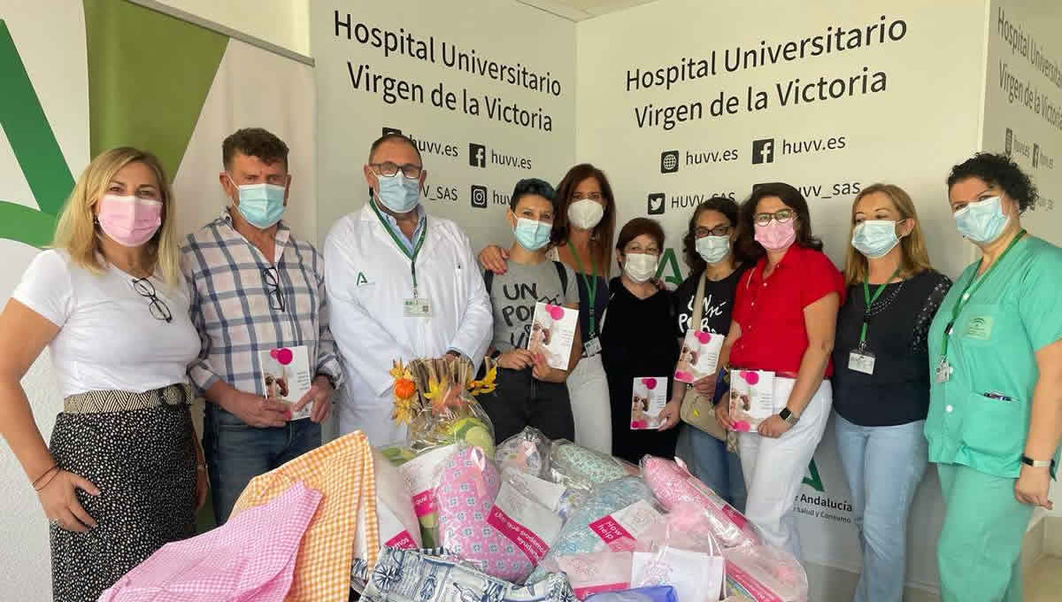 Las mujeres mastectomizadas del Hospital Clínico de Málaga reciben material solidario por parte de la asociación “Un sí por la Vida” (Foto: Junta de Andalucía)
