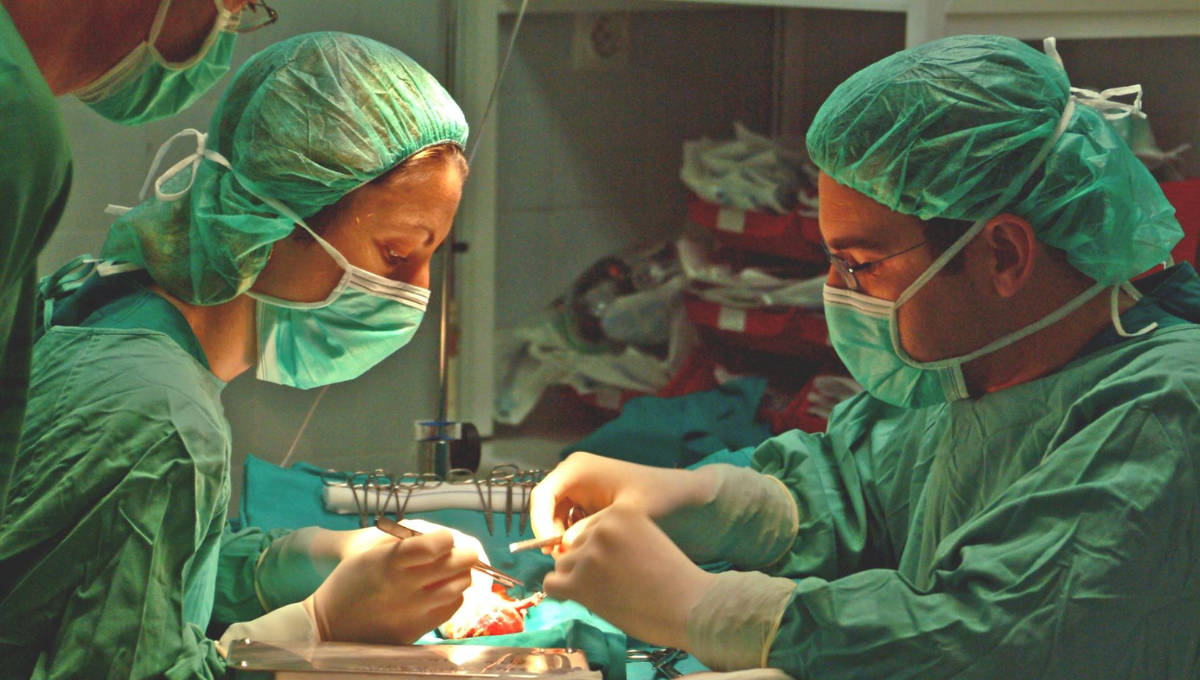 Profesionales en plena interveción en un centro hospitalario andaluz. (Foto SAS)