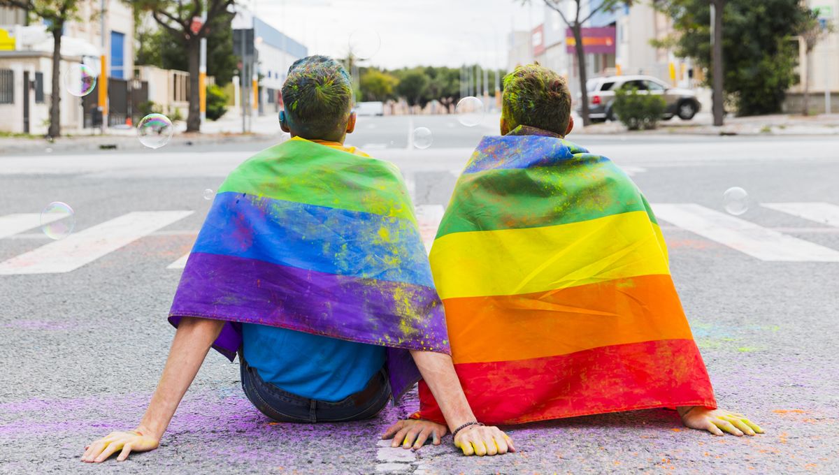 Dos personas del colectivo LGTBIQ+ en la celebración del Orgullo (Foto. Freepik)