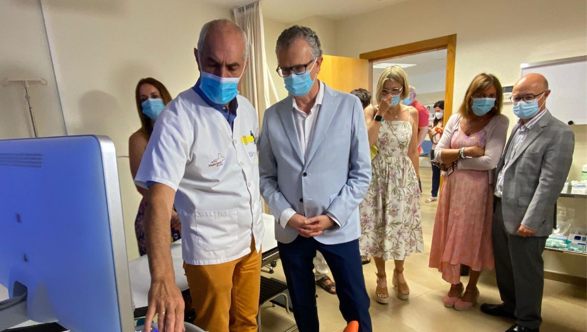 El consejero de Salud murciano en funciones, Juan José Pedreño, visita el centro de salud de San Juan. (Foto - CARM)