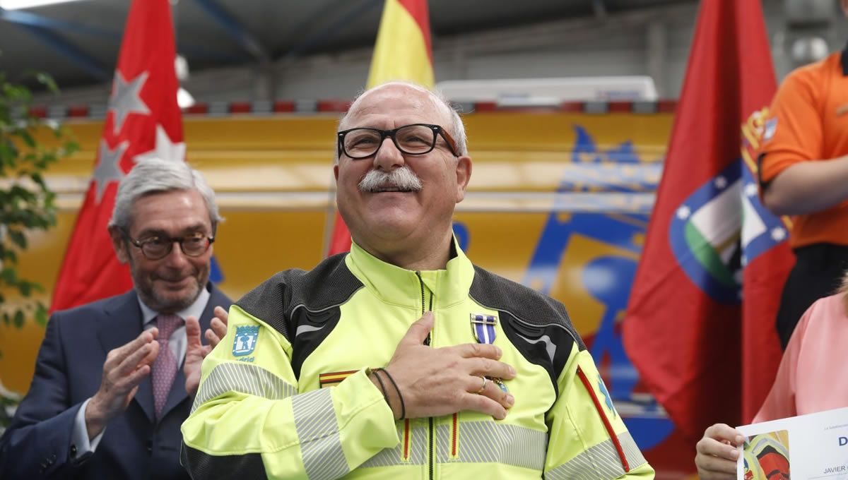 Javier Quiroja, durante el acto, recibe una ovación por parte de sus compañeros (Foto: Ayuntamiento de Madrid)