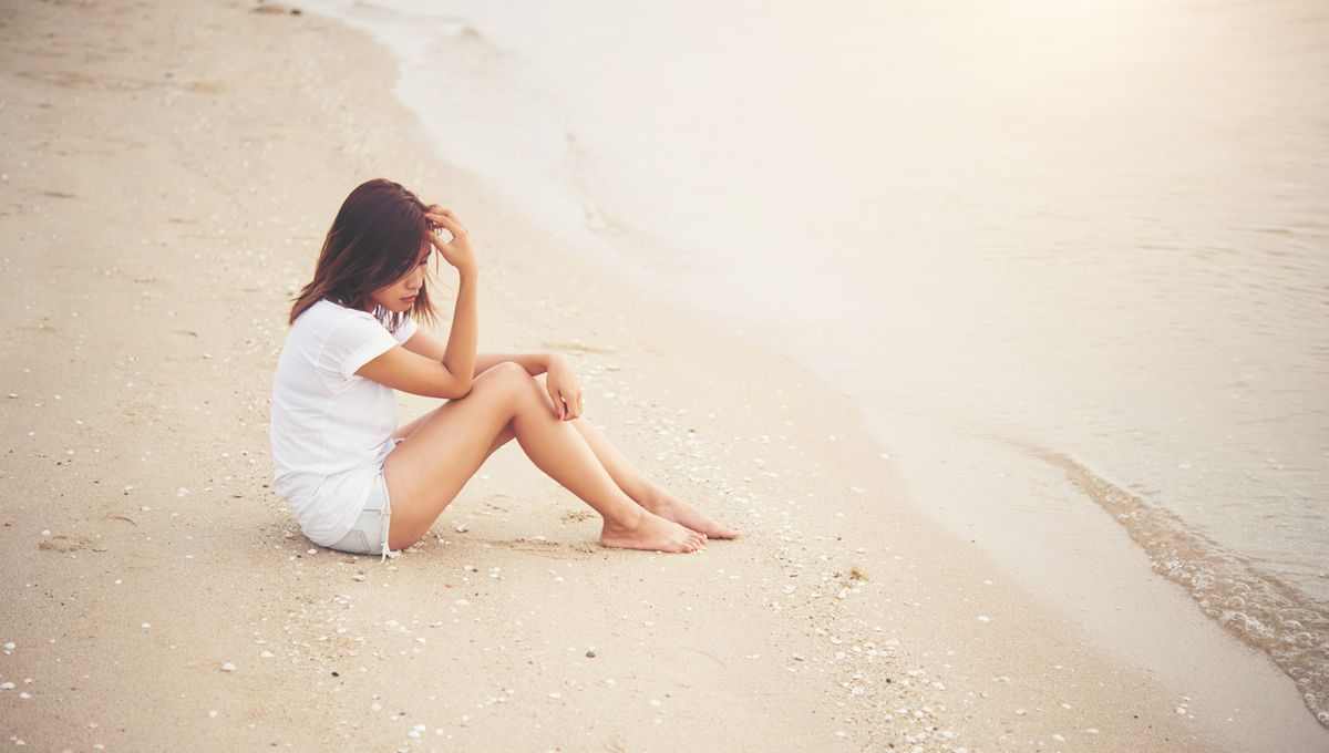 Mujer triste en la playa (Foto: Freepik)