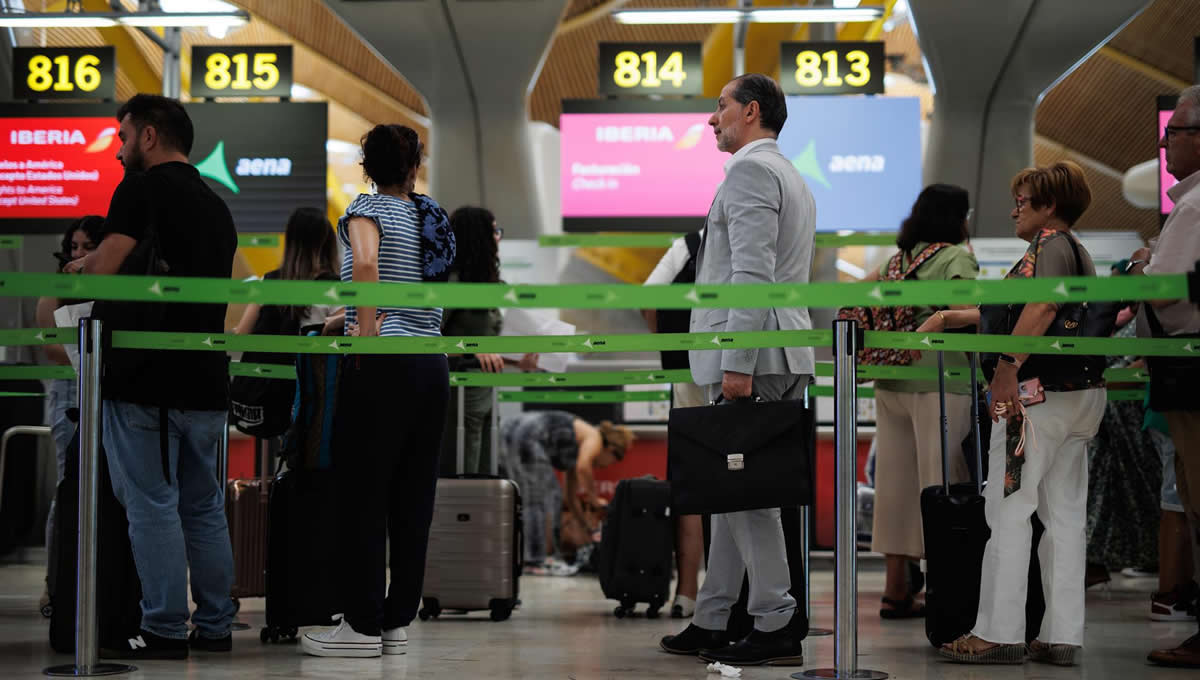 Varios pasajeros en una fila de Iberia en la Terminal T4 del Aeropuerto Adolfo Suárez-Madrid Barajas, a 21 de junio de 2023, en Madrid (España) (Foto: Alejandro Martínez Vélez/Europa Press)