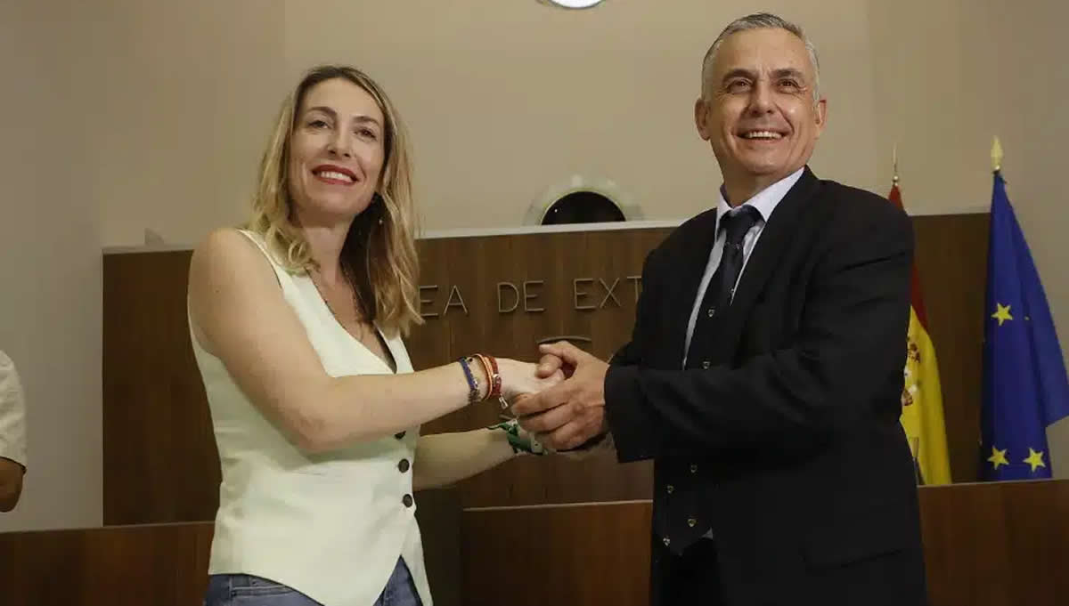 María Guardiola (PP) y Ángel Pelayo (VOX) firman el pacto de Gobierno en Extremadura