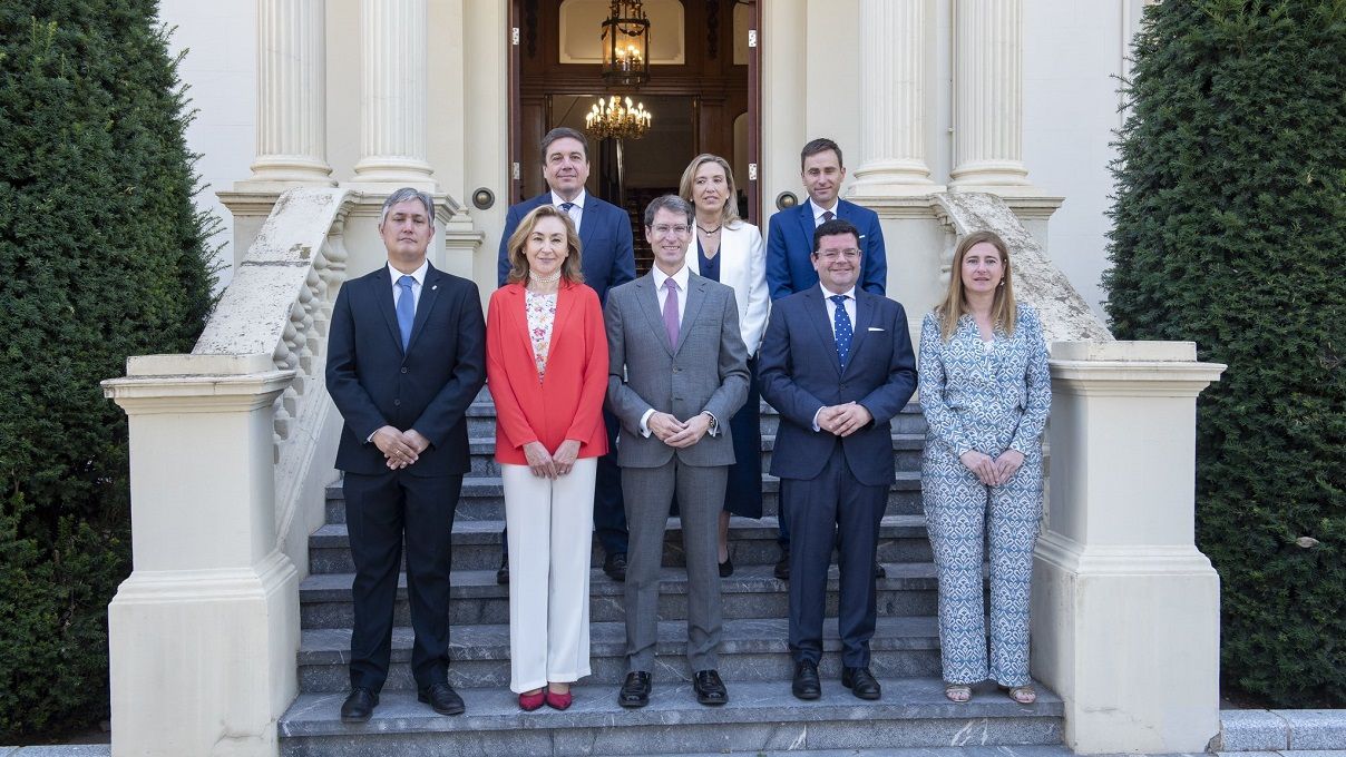 Foto de familia del nuevo Gobierno de La Rioja. (Foto: Gobierno de la Rioja)