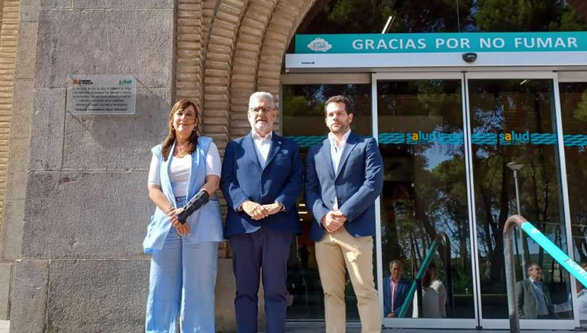 Repollés, Mayoral y el director del Royo, Javier Moreno, junto a la placa que acredita al hospital como centro universitario (Foto: Departamento de Sanidad/Aragón_hoy)