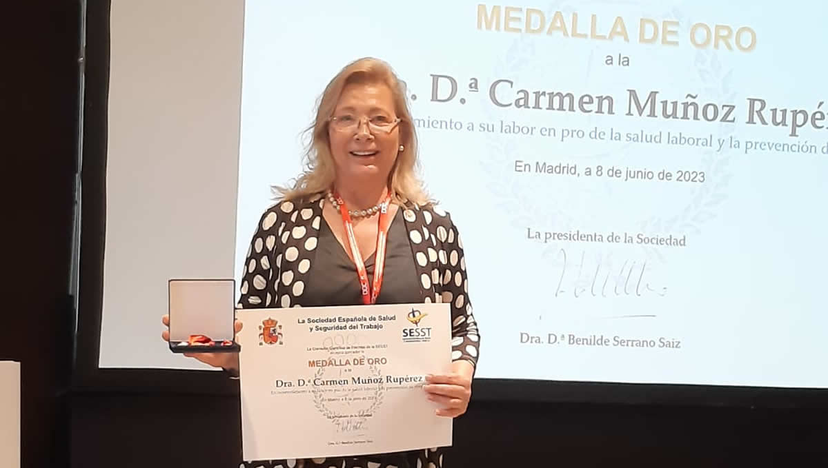 La Dra. Carmen Muñoz recibiendo su galardón (FOTO: Hospital 12 de Octubre)