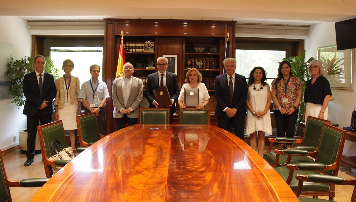 El presidente del CSN, Juan Carlos Lentijo, y la nueva presidenta de la SEPR, María Antonia López, acompañados por miembros del Pleno y directores del CSN y miembros de la junta directiva de SEPR (Foto: SEPR)
