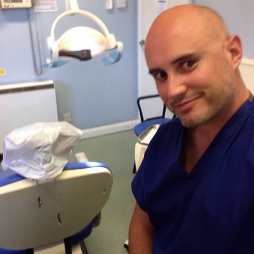 Antonio Martinez dentista en Reino Unido