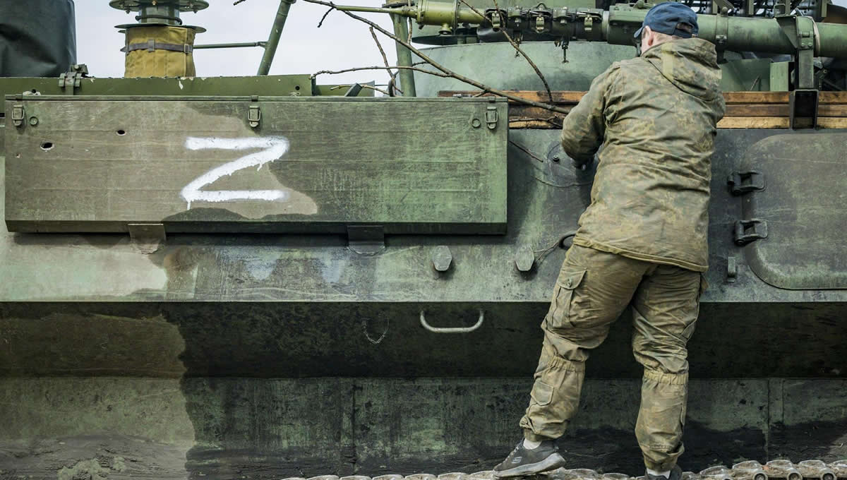 Soldado ucraniano en un vehículo blindado capturado con el símbolo Z del ejército ruso en Járkov, Ucrania (Foto: Europa Press)
