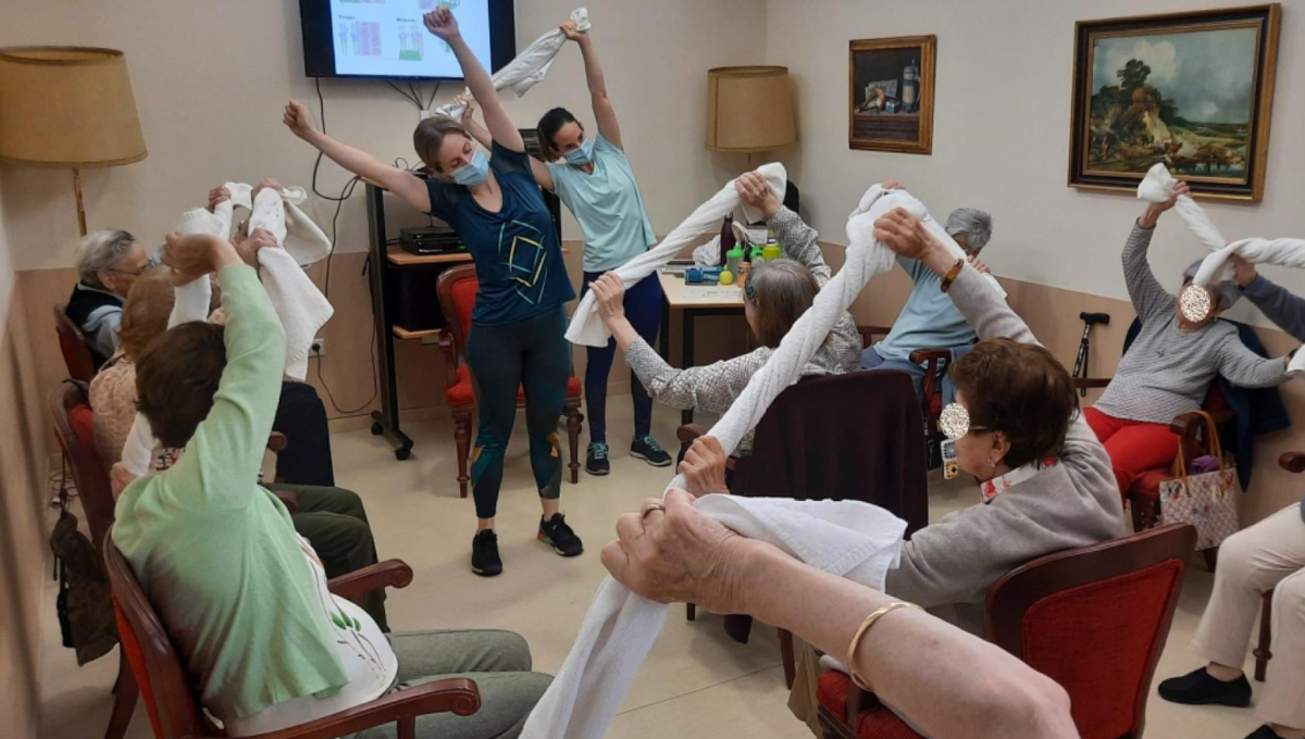 Celebración del taller sobre la importancia de la actividad física en una residencia madrileña. (Foto - CAM)