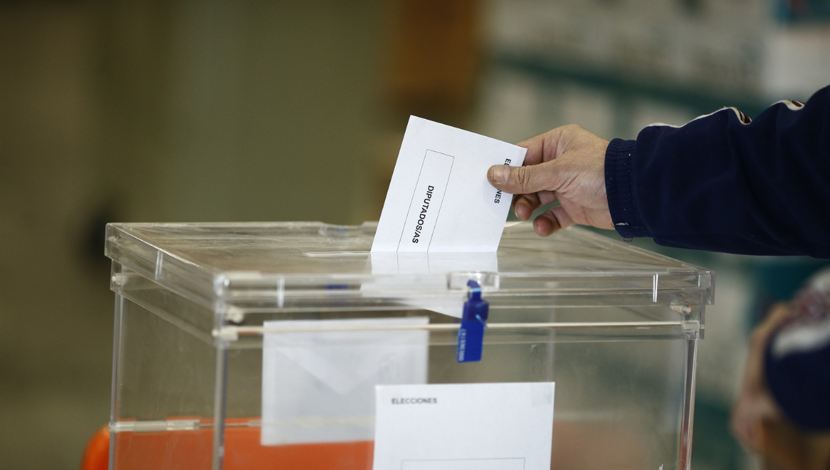 Un votante deposita su voto en la urna. (Foto - EP)