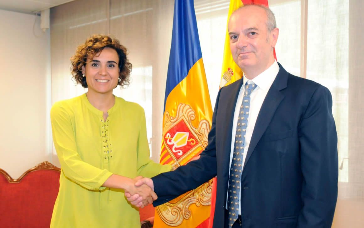 La ministra de Sanidad, Dolors Montserrat, con su homólogo el ministro Carles Álvarez.