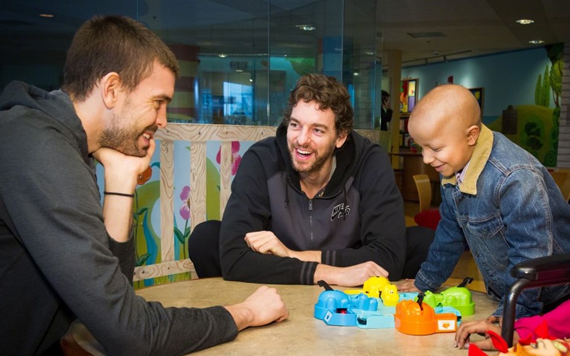 Los hermanos Gasol se suman a Messi y Suárez contra el cáncer infantil
