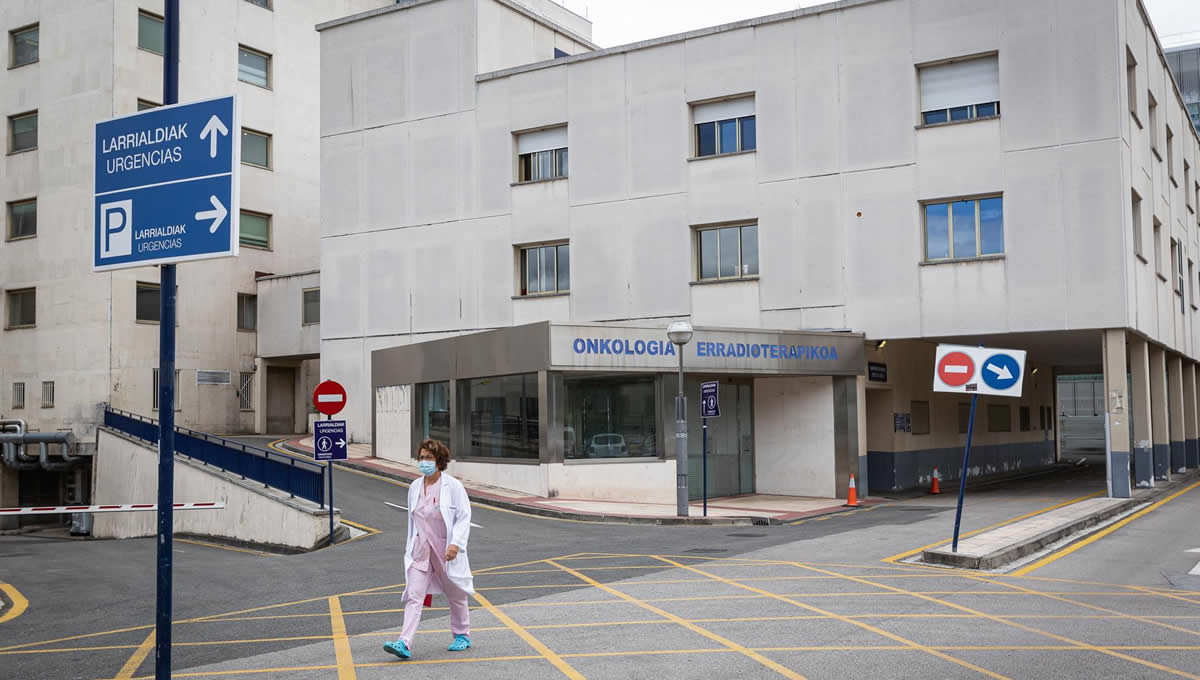 Una profesional sanitaria en las inmediaciones del Hospital de Txagorritxu (Foto: Europa Press)