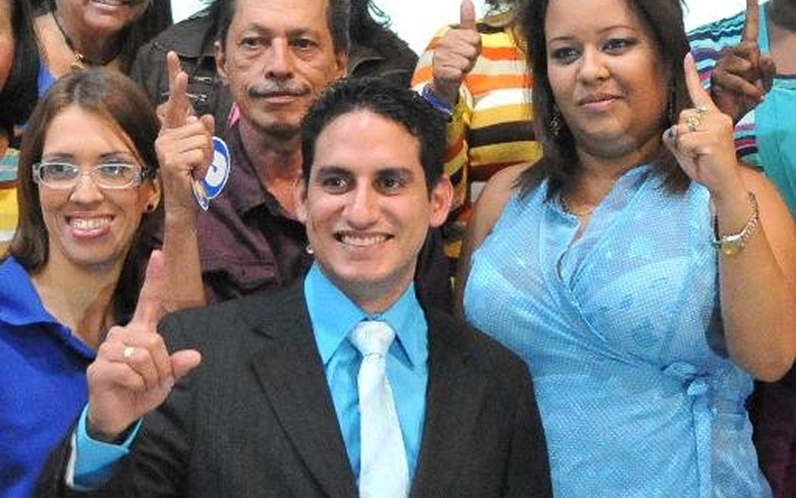 Julio García con compañeros enfermeros 