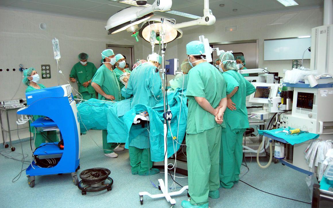 Un equipo de profesionales sanitarios trabaja en un quirófano de un centro hospitalario español