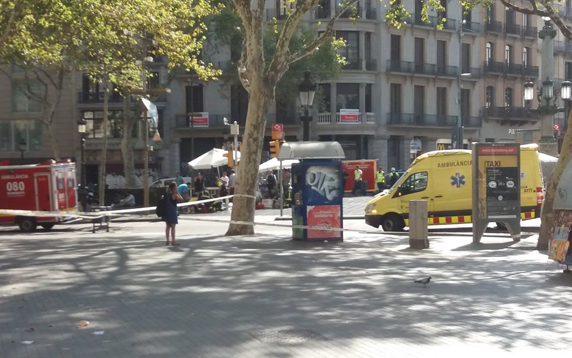 Las calles de Barcelona, acordonadas ante el atropello masivo en Barcelona | Imagen: @LuDiegoch