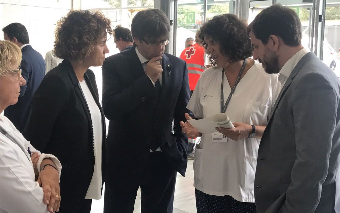 De izq. a dcha.: Dolors Montserrat, Carles Puigdemont y Toni Comín, este viernes en su visita a los heridos del atentado de Barcelona