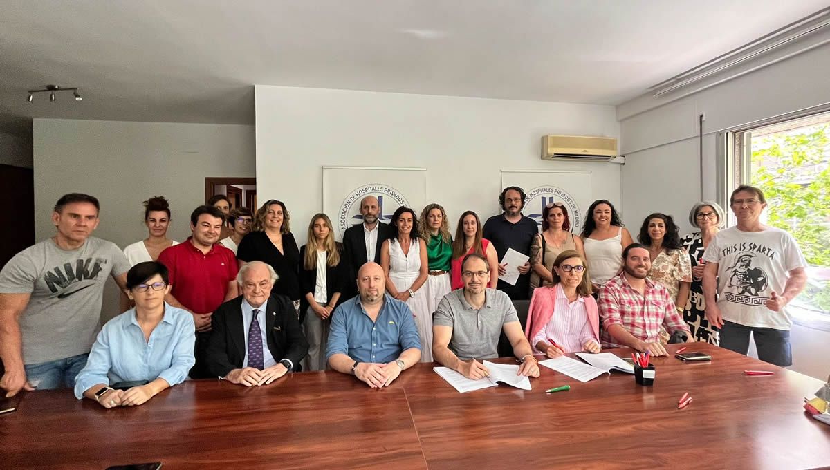 Isidro Díaz de Bustamante, presidente de la ACHPM, junto con representantes de los representantes sindicales de la sanidad privada de Madrid, en la firma del convenio (Foto. ACHPM)