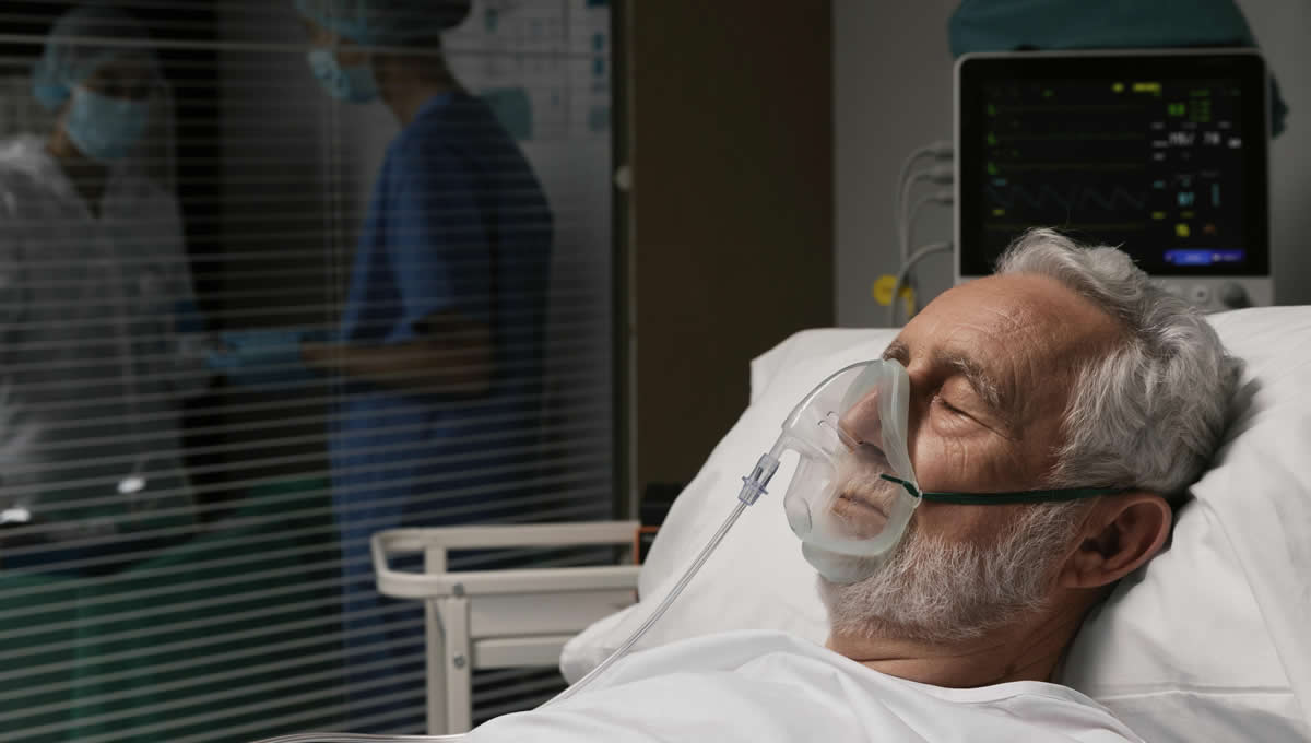 Anciano con respirador en hospital (Foto: Freepik)
