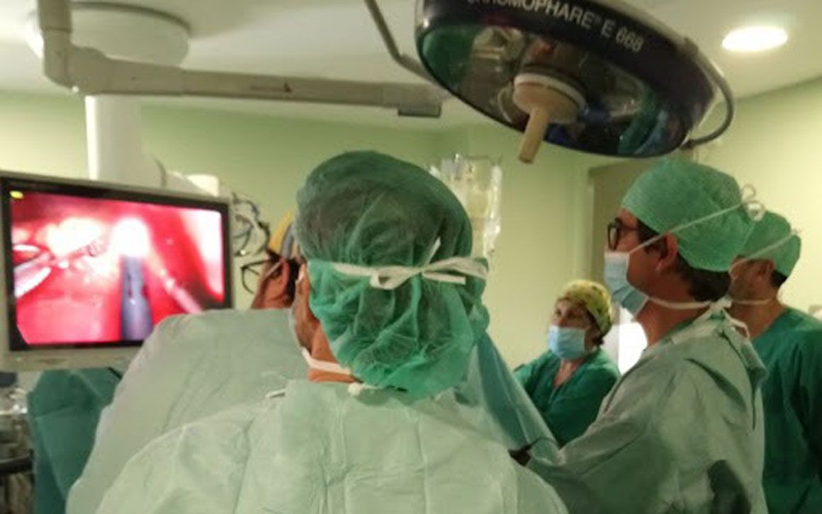 Cirujanos del Regional de Málaga usan una novedosa técnica para extirpar tumores pulmonares