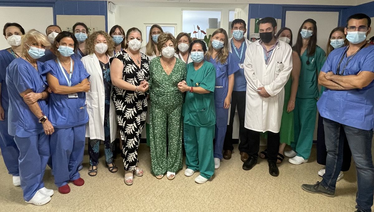 Profesionales sanitarios despiden a la paciente que ha recibido la terapia CAR T en el momento del alta (Foto. Hospital Regional de Málaga)