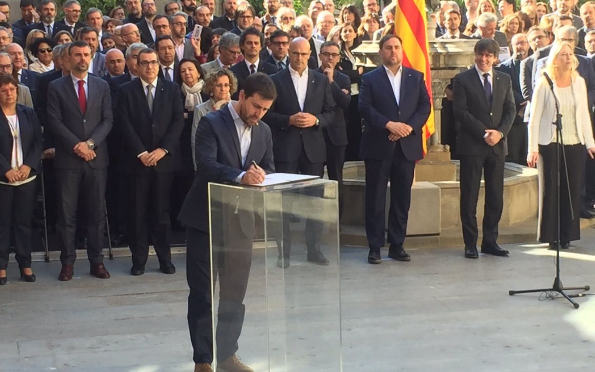 El consejero Toni Comín, durante su firma de compromiso con el referéndum en abril.