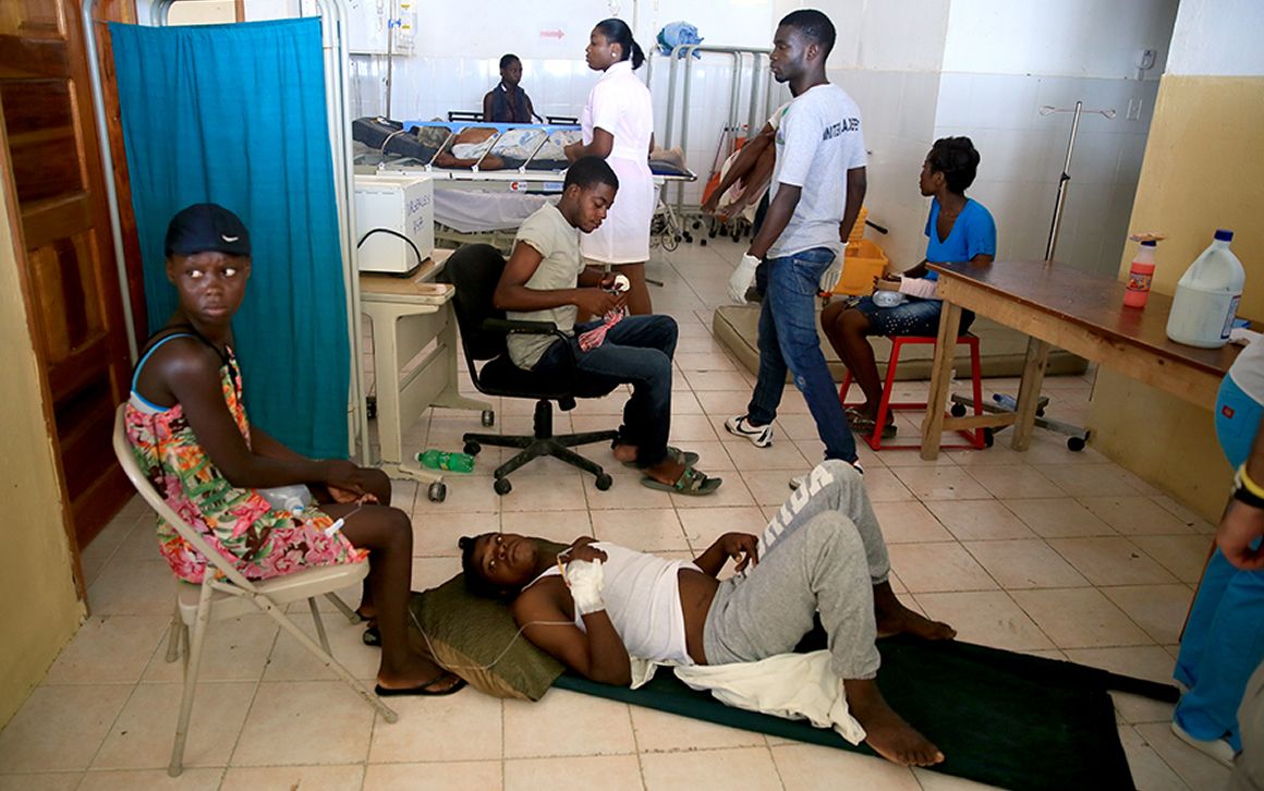 Sanitarios de la OMS atienden a víctimas del huracán Matthew, en Haití, en 2016. 