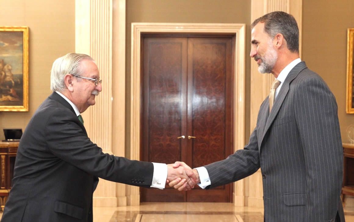 Saludo entre Serafín Romero, presidente de la OMC, y el rey Felipe VI en el Palacio de la Zarzuela.