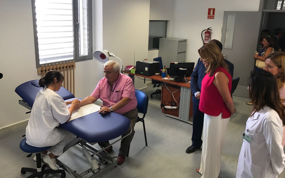 Susana Díaz durante su visita al centro de salud de La Algaba (Sevilla)