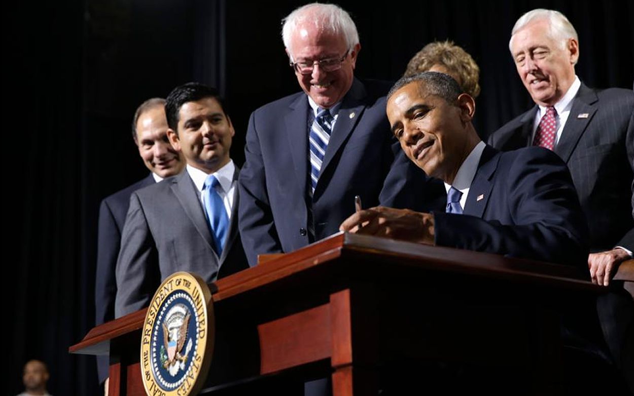 El senador Bernie Sanders (centro) en un encuentro con el ex presidente Barack Obama. 