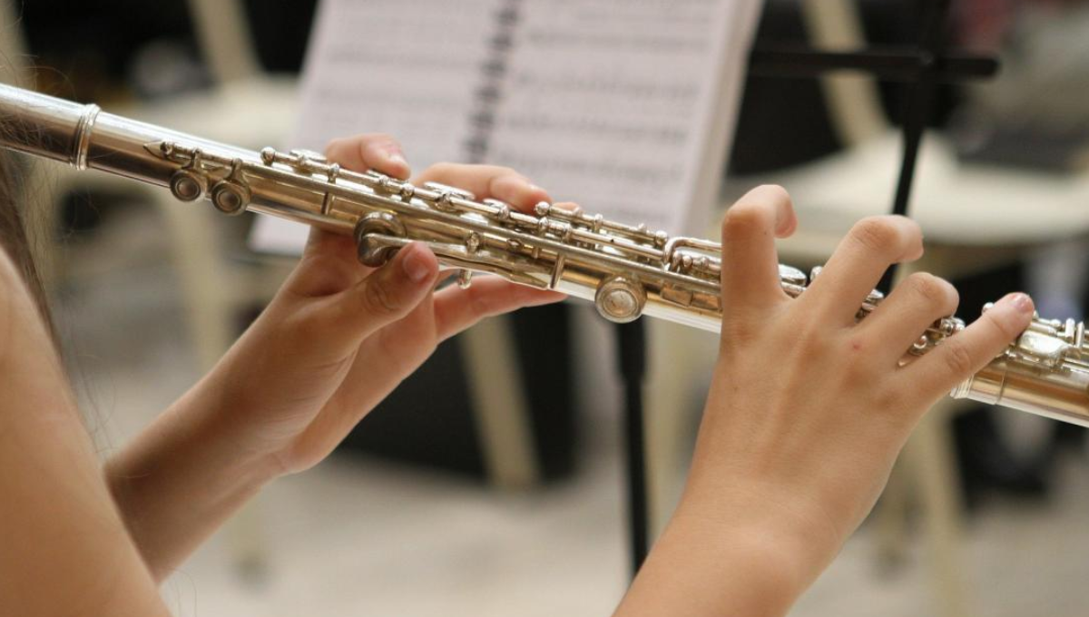 Músico tocando la flauta travesera durante una sesión. (Foto. CAM)