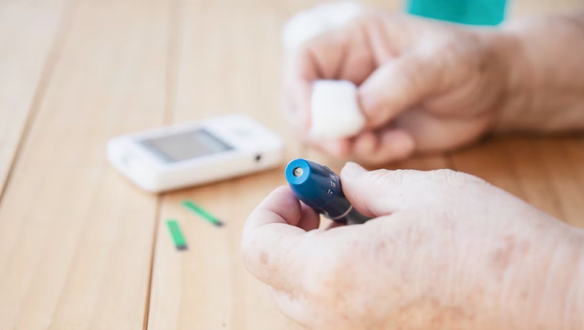 Un paciente con diabetes con un dispositivo de control de la glucosa (Foto: Freepik)