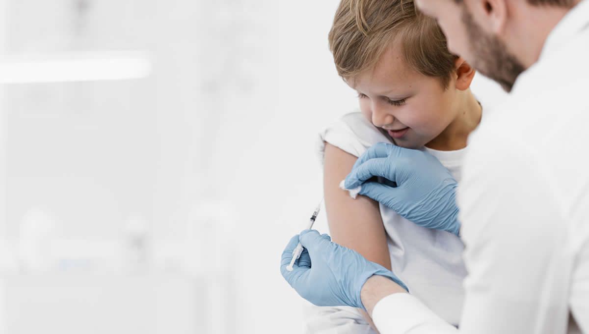 Profesional sanitario vacunando a un niño (Foto. Freepik)