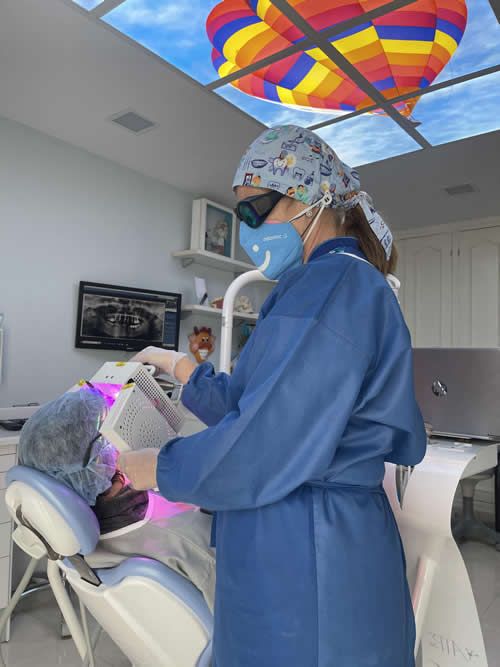 Tratamiento laser por odontólogo (Fuente: SELO)
