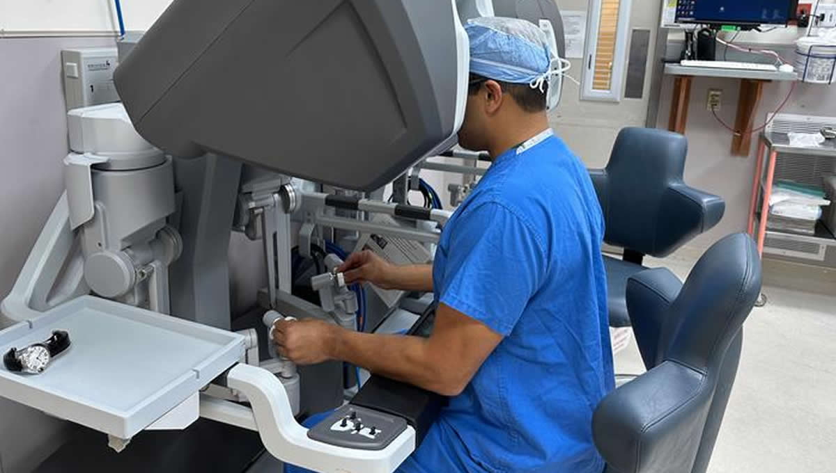 El cirujano de trasplantes Adeel Khan, controla un robot quirúrgico (Foto. Universidad de Washington)