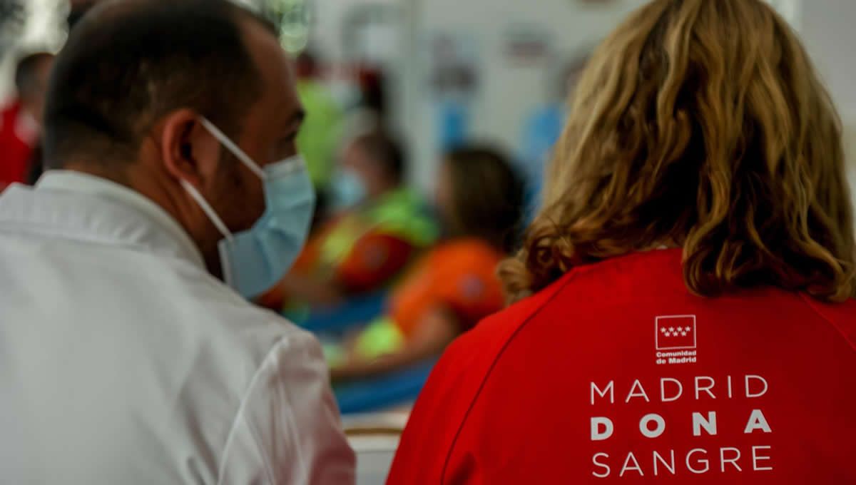 Dos sanitarios en el Centro de Transfusión de la Comunidad de Madrid (Foto: Ricardo Rubio/Europa Press)