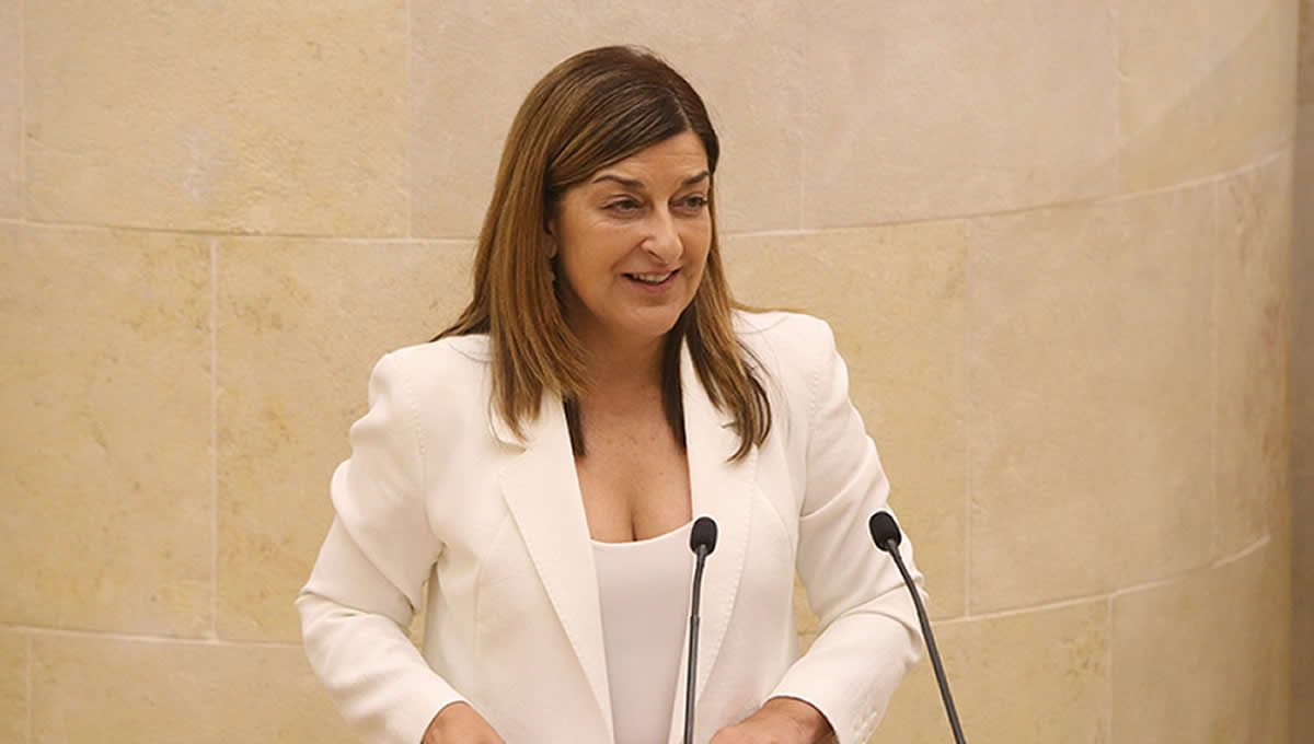 La presidenta de Cantabria, María José Sáenz de Buruaga, en la tribuna del Parlamento. Foto: (Gobierno de Cantabria)