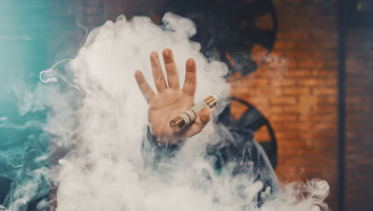 Un hombre suelta humo de un cigarro electrónico (Foto. Freepik)