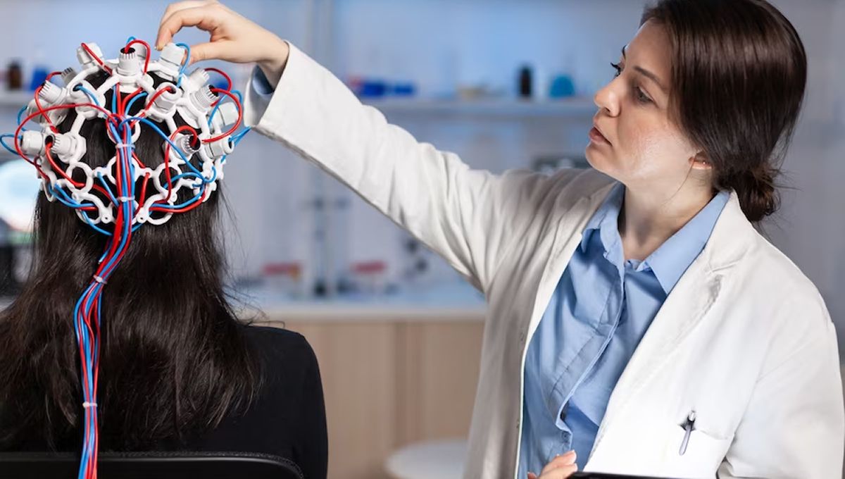 Doctora realiza un estudio neurológico a una paciente (Foto. Freepik)